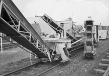 846796 Afbeelding van een machine met transportbanden voor de mechanische vernieuwing van het spoor op de ...